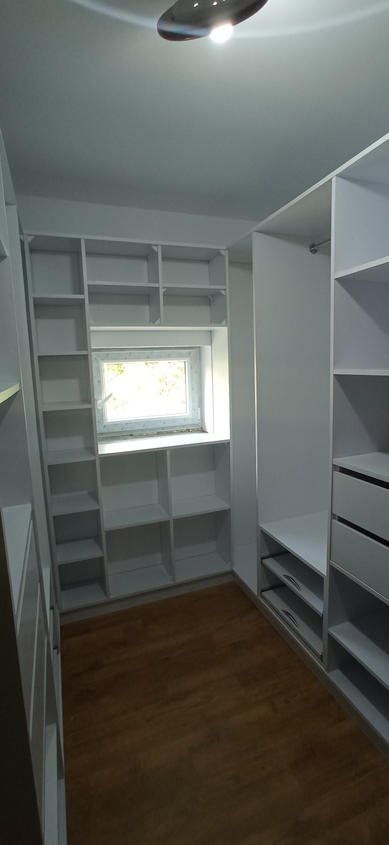 Garderoba walk-in biała z regałami pod skosem dachu — Meble Okaro Żagań